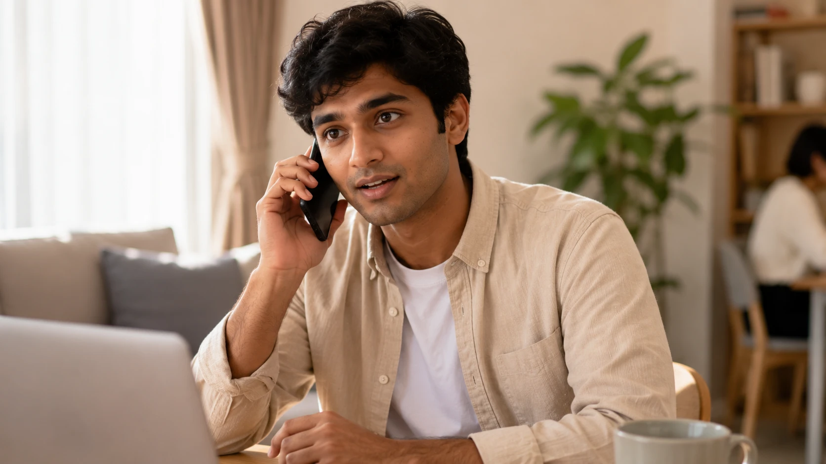 জাপানে ফোনে কথা বলছে একজন আন্তর্জাতিক শিক্ষার্থী